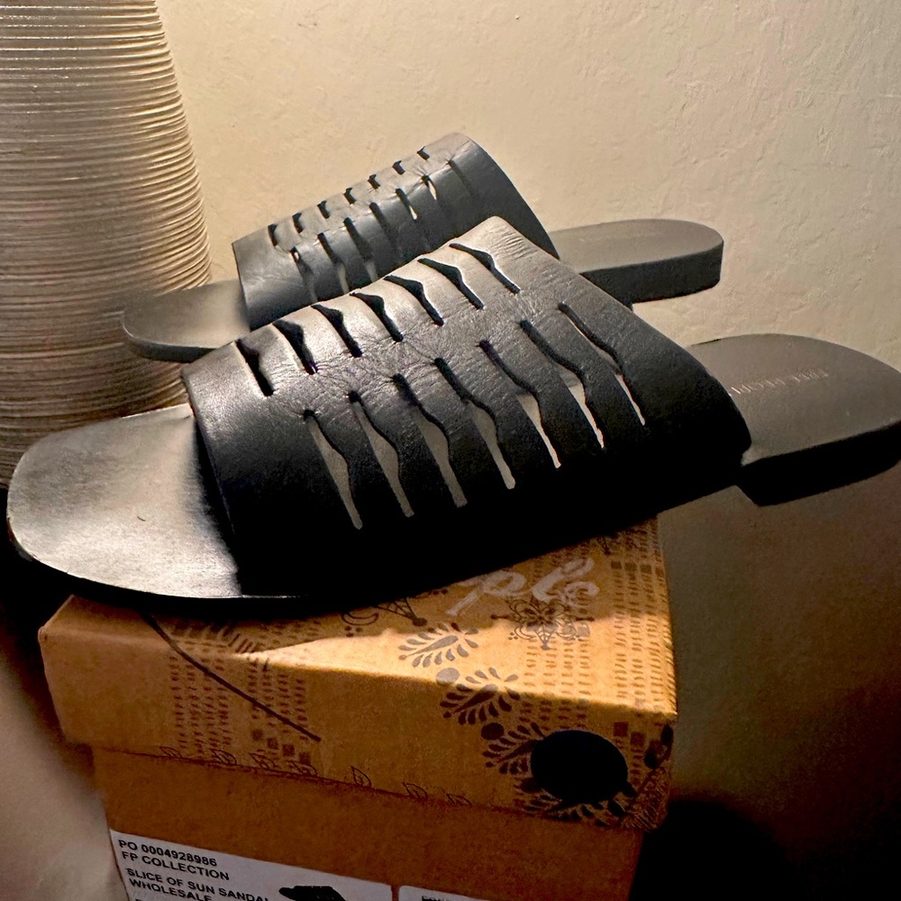 FREE PEOPLE - Slice of Sun - Leather Black Slide Sandals size 8.5 NIB